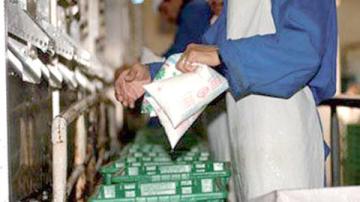 كيس الحليب ب30 دج عبر العديد من محلات تيزي وزو فيما تشهد الولاية عودة أزمة الندرة إلى الواجهة