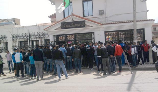 احتجاجات بعد مقتل شاب عين بسام بالبويرة