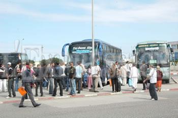 Les voyageurs en rade... sur les quais LES TRANSPORTEURS DE TIZI OUZOU DECRÈTENT LA GRÈVE