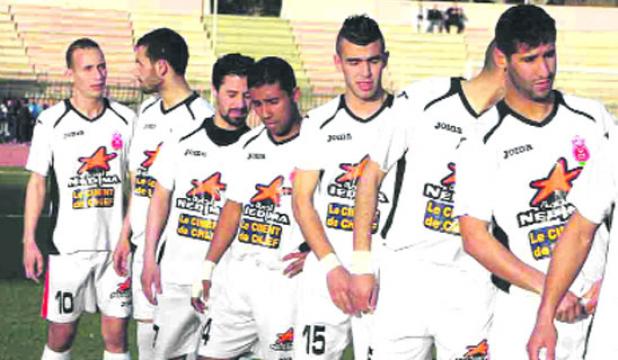 لاعبو أولمبي الشلف يتراجعون عن قرار المقاطعة بعد أن سوّت الإدارة جزءا من مستحقاتهم المالية