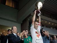 Il est le porte-bonheur des deux clubs algérois Bouteflika a déjà remis six fois la Coupe d'Algérie à l'USMA et le MCA