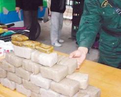 مصالح الأمن تفكك شبكة دولية تتاجر في المخدرات حجز25.7 كلغ من الكيف المعالج ببشار