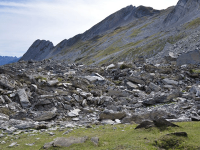 Imesdhourar menacé par les chutes de pierres Bouira