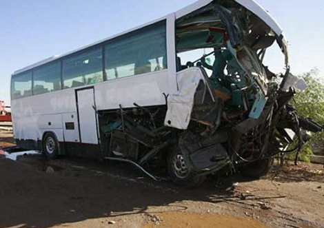 البويرة: قتيل و15 جريحا في اصطدام حافلة بشاحنة