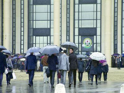 La maison du Peuple ferme ses portes aux robes noires Les avocats devaient y tenir leur assemblée générale hier