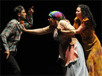 قدمتها فرقة تيزي وزو.. «مشردون ولكن».. نظرة عميقة في انهيار الروابط العائلية