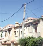 الأحياء السكنية تحت خيوط الضغط العالي بالعاصمة سونلغاز تتبرأ والمختصون يحذّرون من الخطر