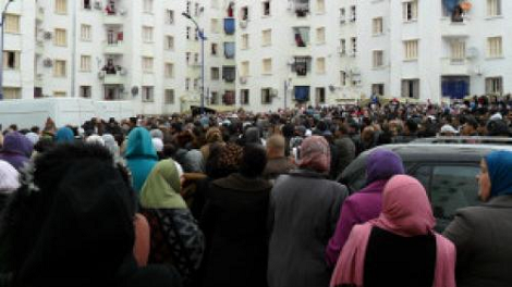 قاطنو الأقبية بباب الزوار يحتجون بمقر دائرة الدار البيضاء