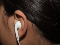 Entre le plaisir de l'écoute et les dangers de surdité Kit mains libres