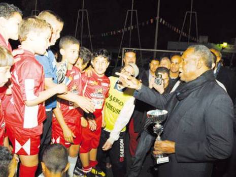 Les champions honorés par Issa Hayatou Finale Printemps Foot