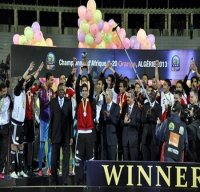 M. Abdelmalek Sellal remet le trophée au capitaine d'équipe égyptienne