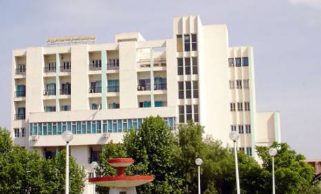 Réalisation d'une première intervention chirurgicale au laser Congrès d'urologie à l'université Mentouri de Constantine