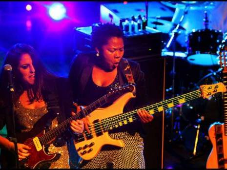 De l'Afrique jusqu'au bout des doigts Manou Gallo et sa bande de filles enflamment le Dimajazz