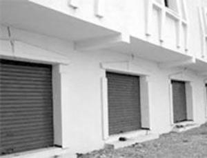 المستفيدون من محلات بالسوق الجديد  الحفرة  يحتجون هددوا بالعودة إلى التجارة الموازية بسيدي بلعباس