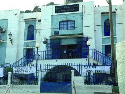 Les travailleurs communaux poursuivent leur grève «pour la dignité» La majorité des APC fermées aux citoyens