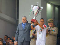 Coupe d'Algérie militaire M. Sellal remet le trophée au capitaine de la 2e Région militaire