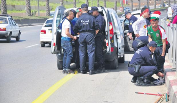 مناصرون حاولوا تحويل ''العرس الكروي'' إلى مأتم شفرات حلاقة وعصي وأسلحة بيضاء لاجتياح الملعب