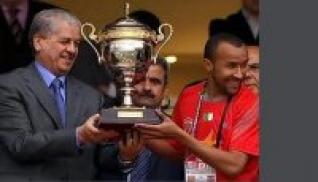 Abdelmalek Sellal remet le trophée au capitaine de l'USMA