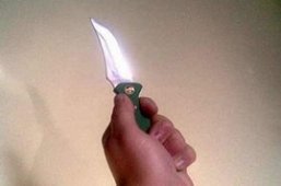 شاب يقتحم منزل ضابط بالجيش ويهدده بسلاح أبيض