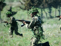 استرجاع أسلحة ومواد متفجرة ووثائق تابعة لتنظيم القاعدة.. تيزي وزو/ الجيش يقضي على عنصرين إرهابيين بين تادميت وآيت يحيى موسى