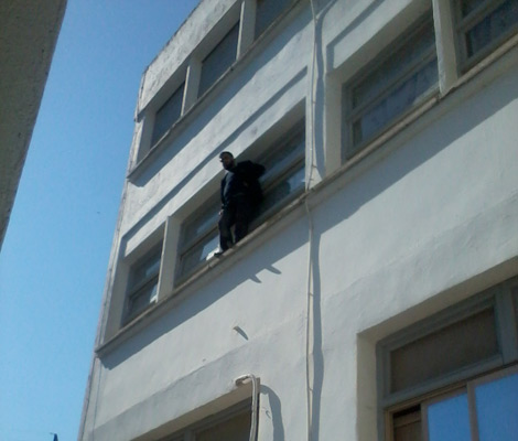 شرطي يهدد بالانتحار بدار الصحافة بالجزائر العاصمة