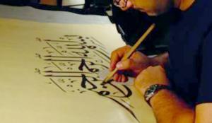 مسيرة الخطوط العربية في لوحات تشكيلية قدموا من 25 ولاية إلى بسكرة