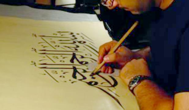 مسيرة الخطوط العربية في لوحات تشكيلية قدموا من 25 ولاية إلى بسكرة