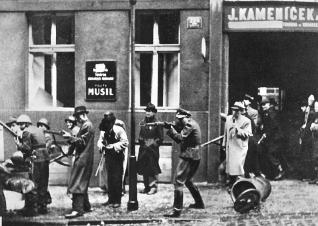 L'insurrection du 8 mai 1945 était le résultat d'une série de soulèvements populaires