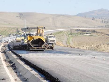 Le chantier de nouveau bloqué Autoroute est-ouest