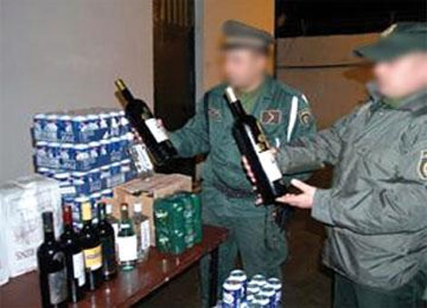 حجز 3 سيارات و800 قارورة خمر مخبأة بعلب الموز في تيبازة