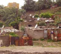 Ces bidonvilles qui se greffent sur la ville