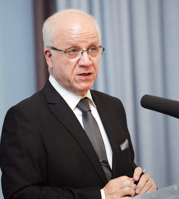 Medelci : « Nous sommes ouverts à l'UE et à toutes autres organisations internationales souhaitant couvrir les élections » Il a indiqué que la question de l'ouverture des frontières entre l'Algérie et le Maroc sera discutée au moment opportun