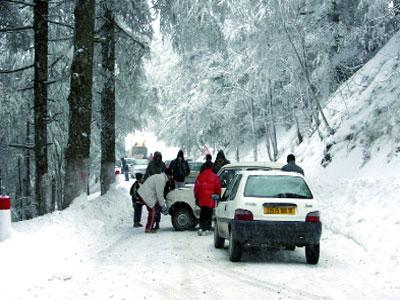 Froid, averses et chutes de neige dans plusieurs wilayas du pays Routes fermées et circulation perturbée