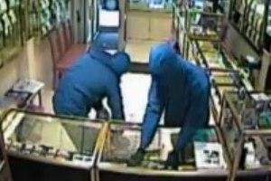 جنايات عنابة أدانتهما بالإعدام : زوجان يقتلان مجوهراتيا بمطرقة للسطو على المصوغات بالطارف