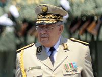 Le général de corps d'armée Ahmed Gaïd Salah à l'école supérieure de guerre L'importance du facteur humain dans l'accomplissement des missions constitutionnelles de l'ANP