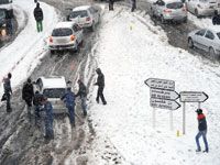LE MAUVAIS TEMPS PERSISTERA AU MOINS JUSQU'À MARDI Plus de 100 routes bloquées à travers le pays