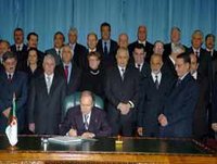 Bouteflika signe la loi de finances 2009