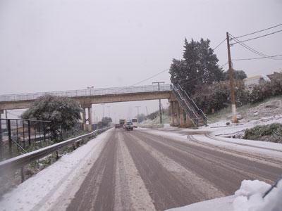 Plusieurs routes et une partie de l'autoroute Est-Ouest fermées à la circulation Les chutes de neige se sont poursuivies hier même sur les endroits à basse altitude