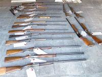 FUSILS, PISTOLETS AUTOMATIQUES, MUNITIONS ET BOMBES LACRYMOGÈNES Trafic d'armes : la sonnette d'alarme