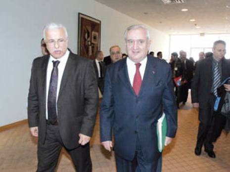 Lafarge, Total et Renault, un long chemin avant leur concrétisation Visite de Jean-Pierre Raffarin en Algérie