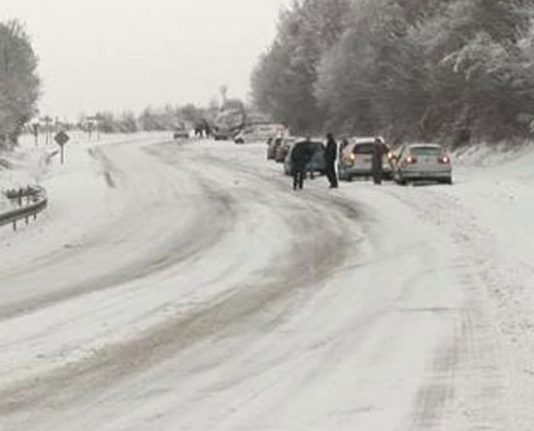 La neige isole des communes et villages Skikda : décès d'une jeune à Oued Sefsaf