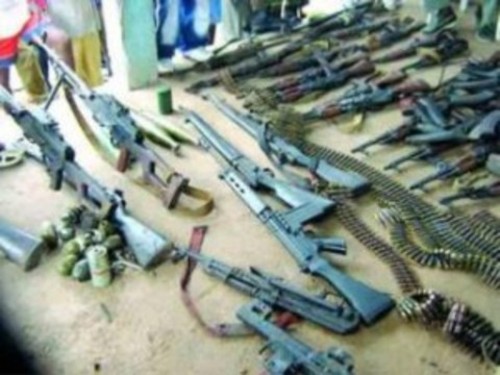 Arrestation de trafiquants et saisie d'armes individuelles et kalachnikovs Son activité s'étend dans 4 wilayas du sud et composé d'algériens et étranger