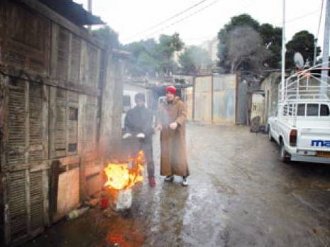 Des familles obligées de se chauffer au bois Des bidonvilles d'Alger face à la vague de froid