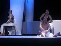 مسرحية ''نون'' لمسرح سيدي بلعباس :''نون'' •• الجنون وأشياء أخرى