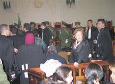 أفراد عائلة يسبون قاضية خلال جلسة المحاكمة بتلمسان