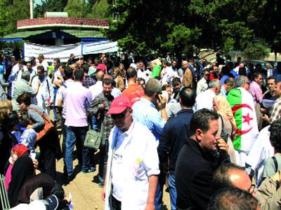 La grève du secteur de la santé publique perdure Les corps communs rassemblés hier au CHU Mustapha Bacha