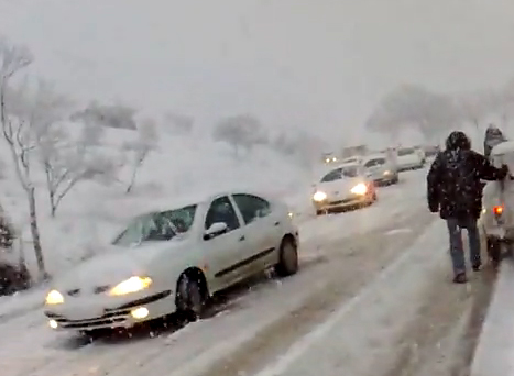 La neige continue d'isoler 20 wilayas et a fermé 125 routes durant une semaine 25 véhicules bloqués sur l'autoroute est-ouest