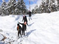 Neige et glace, une aubaine pour les patineurs en herbe à Batna