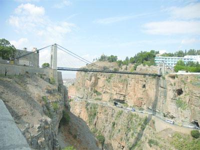 Constantine se développe en faisant fi de son cachet architectural Seuls les Ponts suspendus préservent encore l'identité de la ville