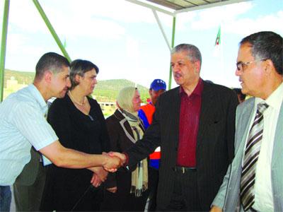 «Il faut tout faire pour les jeunes» confirmant que Bouteflika «se porte bien», Abdelmalek Sellal, déclare à Batna :